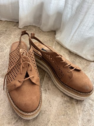 Sandalias cuña piel perforada talla 38
