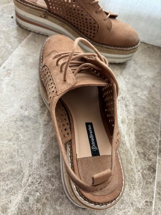 Sandalias cuña piel perforada talla 38