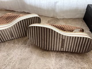 Sandalias cuña piel perforada talla 38