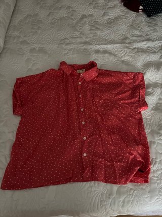 Camisa de lunares roja y blanca