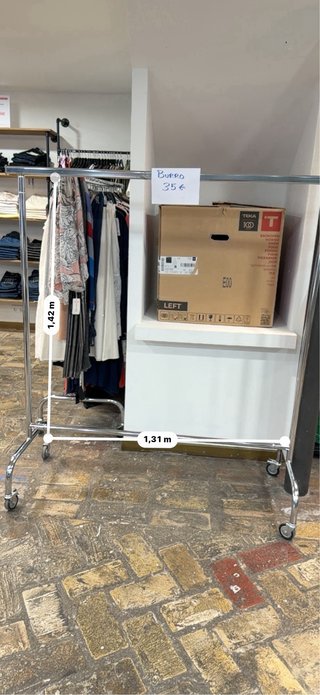 Burro de ropa metálico con ruedas