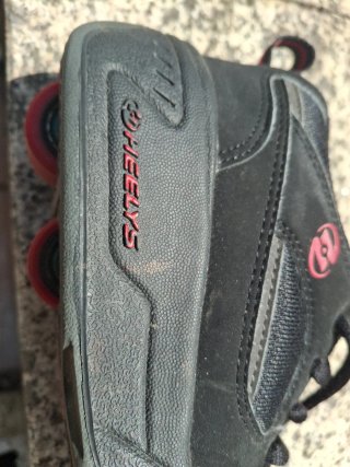 Tenis con ruedas negros. Talla 33. Marca Heelys