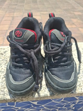Tenis con ruedas negros. Talla 33. Marca Heelys