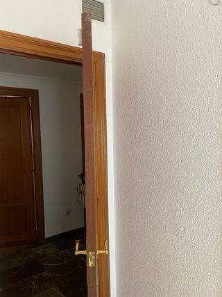 Puerta de madera con marco y herrajes