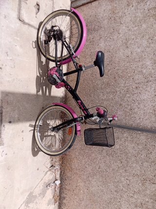 Bicicleta infantil rosa y negra