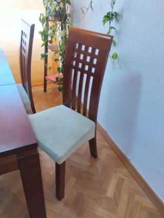 Mesa de comedor madera y cristal y 4 sillas.