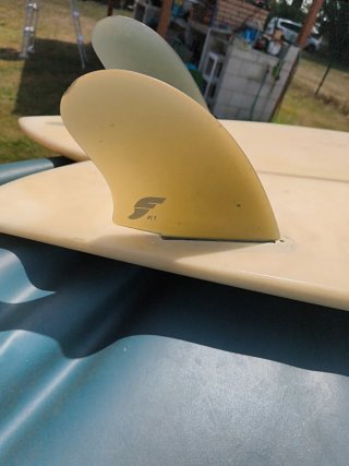 Tabla de surf con funda e invento
