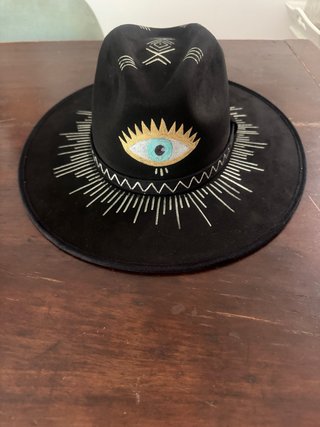 Cappello in alcantara disegnato a mano