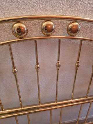 Cabecero de cama dorado metálico