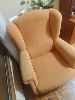 Sillón de tela naranja,necesita tapizar