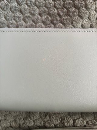 Cartera gris con flores rosas