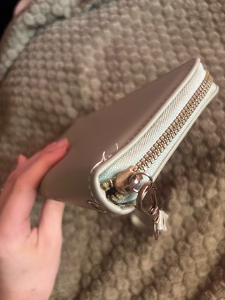 Cartera gris con flores rosas