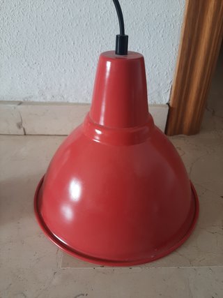 Lámpara colgante rosa metálica.