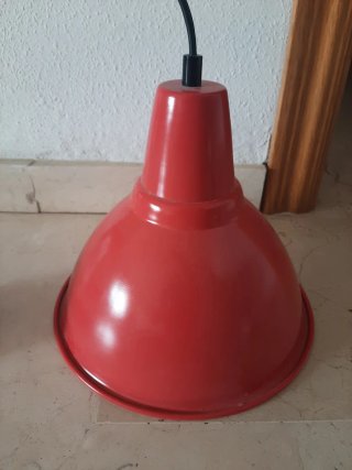 Lámpara colgante rosa metálica.