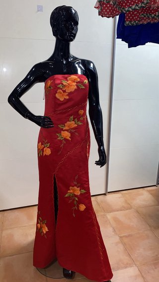 Vestido de fiesta largo rojo con flores
