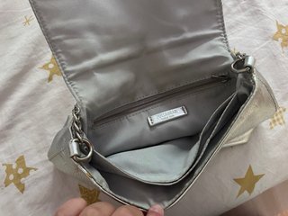 Bolso plateado con cadena