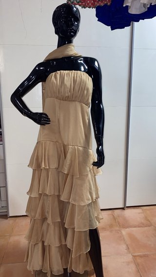 Vestido de fiesta beige con volantes
