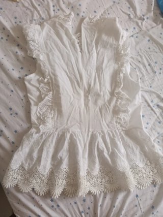 Camisa blanca de mujer con encaje