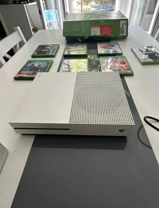 Xbox One S + 6 Giochi + controller speciale