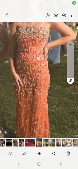 Vestido largo naranja con pedrería