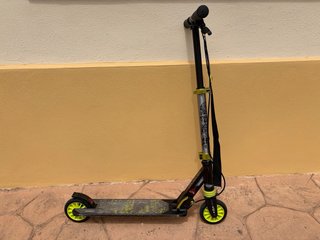 Monopatín OXELO Negro y Verde. (Decatlon)
