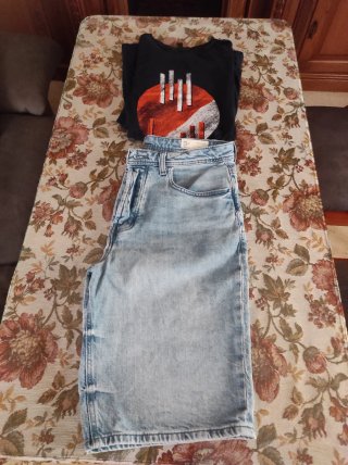 Vaqueros y Camiseta Hombre