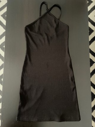 Vestido negro de tirantes acanalado