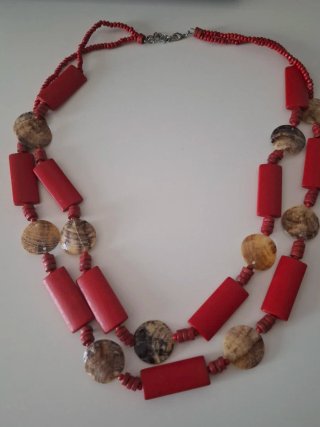 Collar de cuentas rojas y beige