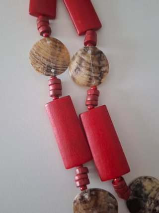 Collar de cuentas rojas y beige