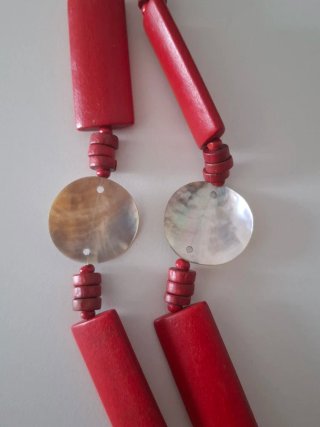 Collar de cuentas rojas y beige