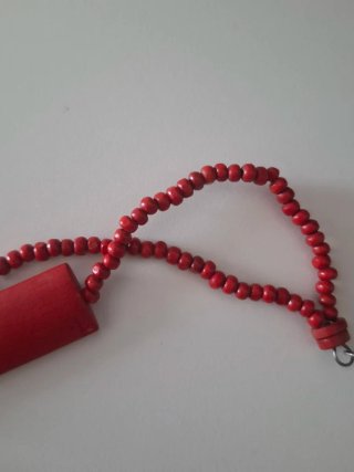 Collar de cuentas rojas y beige