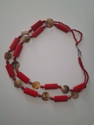 Collar de cuentas rojas y beige