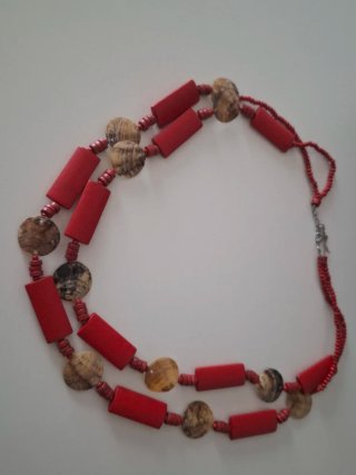 Collar de cuentas rojas y beige