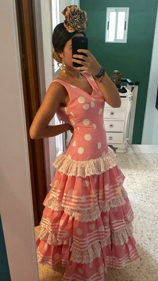 Traje de flamenca rosa con lunares blancos