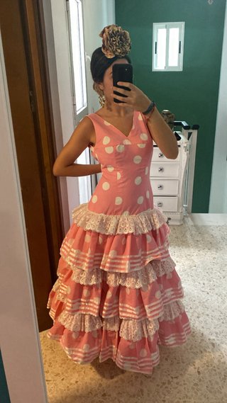 Traje de flamenca rosa con lunares blancos
