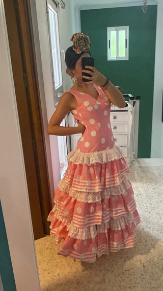 Traje de flamenca rosa con lunares blancos
