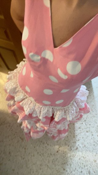 Traje de flamenca rosa con lunares blancos