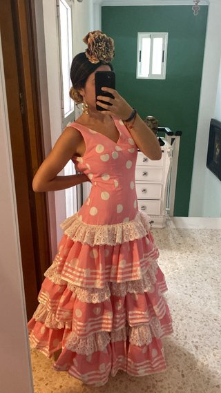 Traje de flamenca rosa con lunares blancos