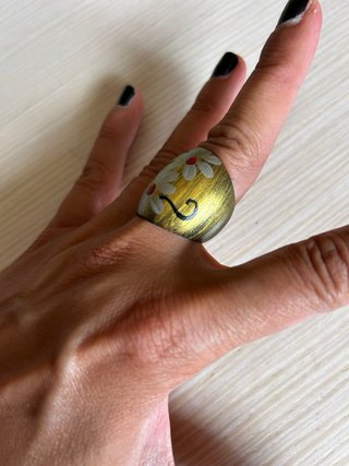 Anello in legno decorato a mano