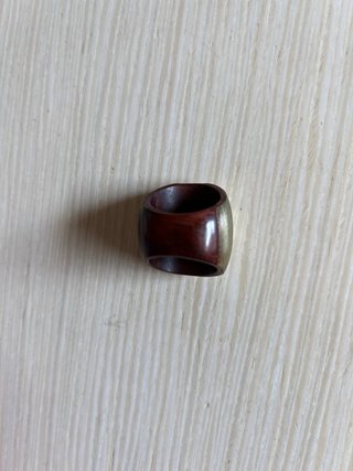 Anello in legno decorato a mano