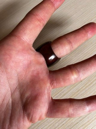 Anello in legno decorato a mano