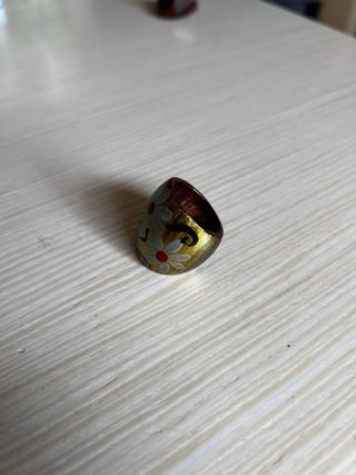 Anello in legno decorato a mano