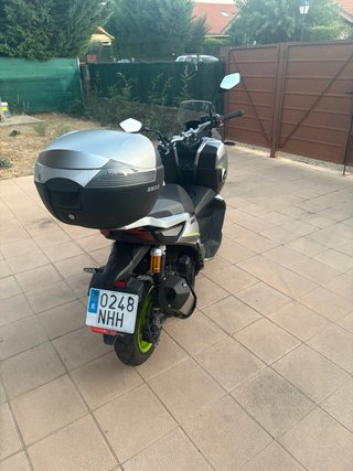 QJ Motor ATR 125 Scooter Plata y verde