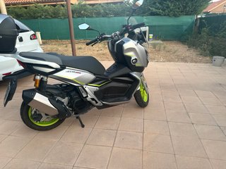 QJ Motor ATR 125 Scooter Plata y verde