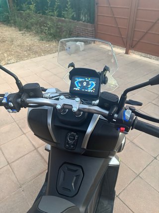 QJ Motor ATR 125 Scooter Plata y verde