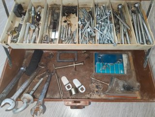 Caja de herramientas con tornillería