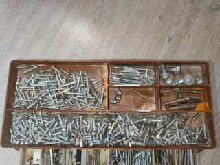 Caja de herramientas con tornillería