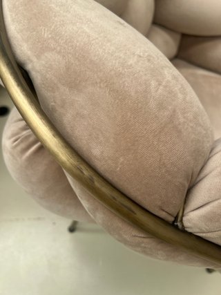 Poltrone velluto cipria intrecciate finiture oro