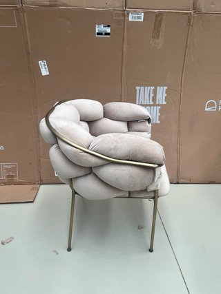 Poltrone velluto cipria intrecciate finiture oro