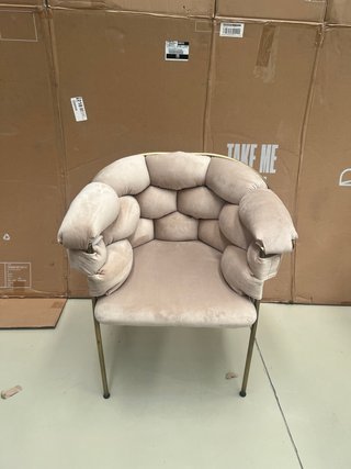 Poltrone velluto cipria intrecciate finiture oro